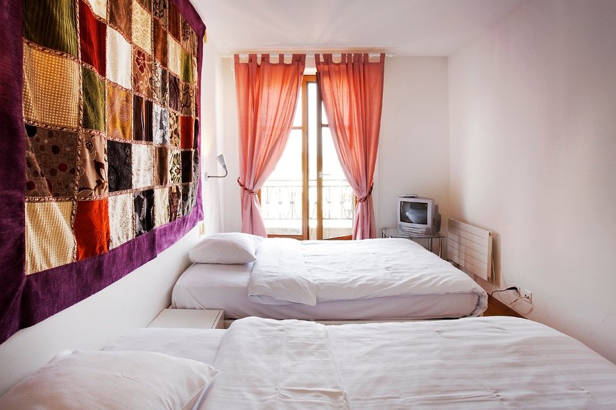 Geneva Center, 3 bedroom 2 bath apt, Full AC gallery image 4