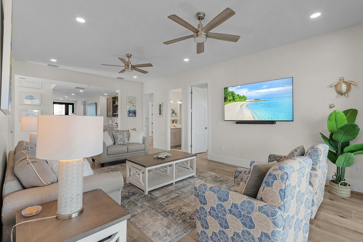 749 New Luxury 7BR Oasis w/ Dock, Pool & Gulf View gallery image 5