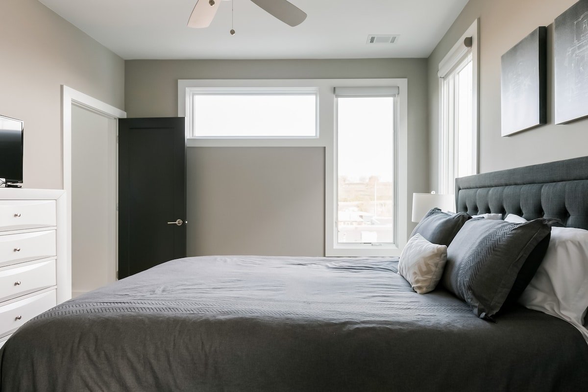 Choose from Three Sunny Decks in Desirable Gulch South gallery image 3