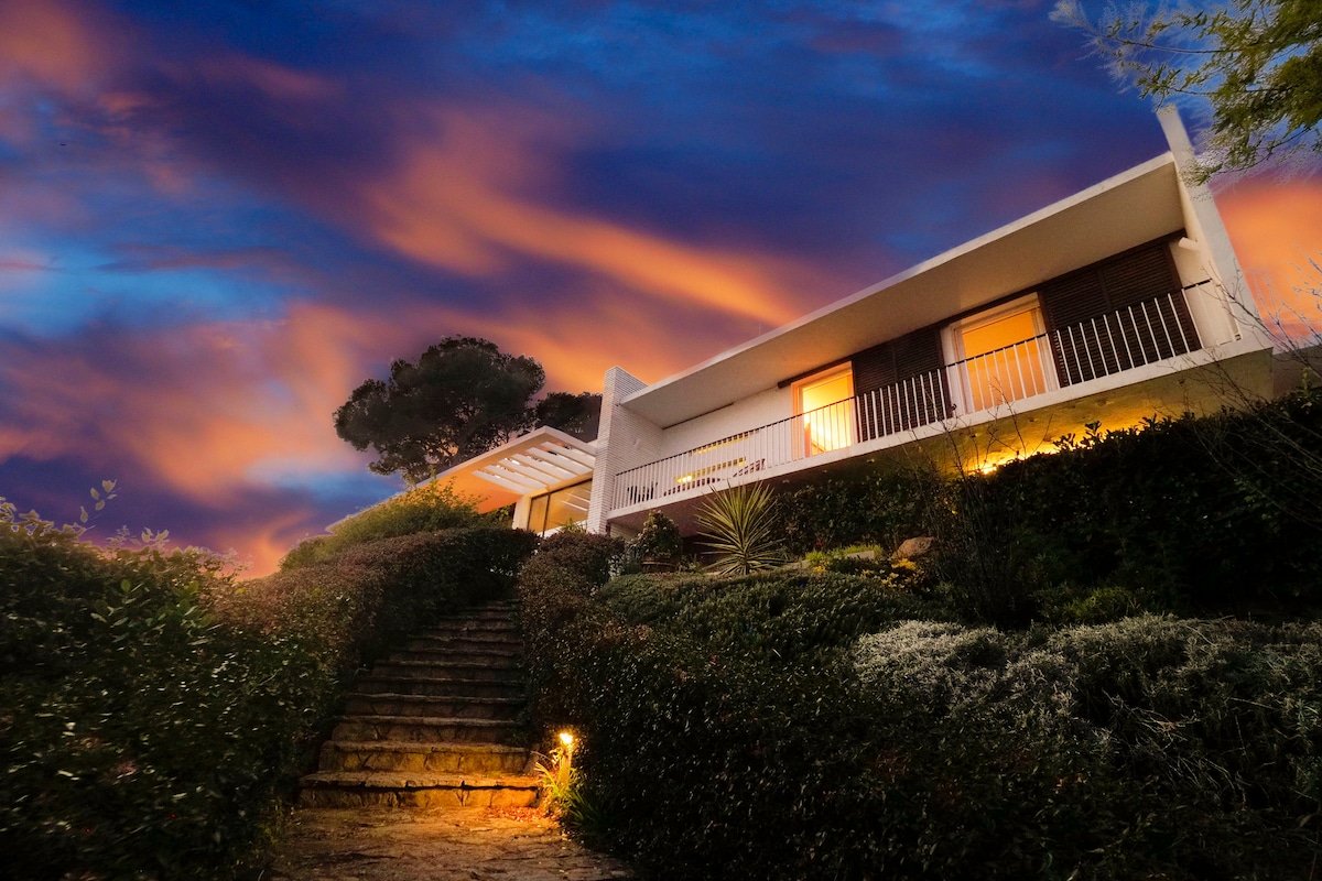 Exclusive villa infinity pool overlooking the Sea gallery image 2