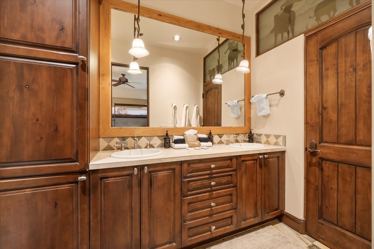 Luxury Telluride Retreat – Hot Tub & Mountain View gallery image 2