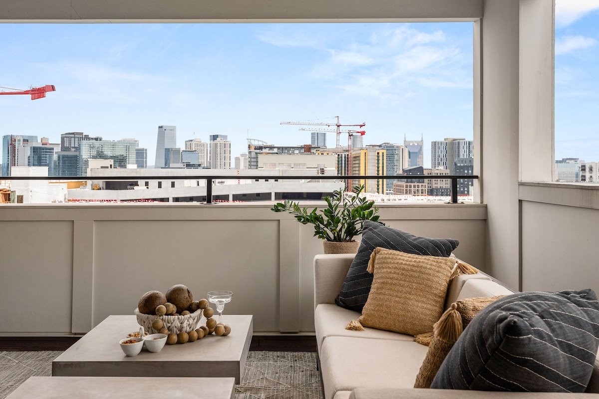 HILL HOUSE | Walk to Gulch! Sauna, Hot Tub, Gym! gallery image 3