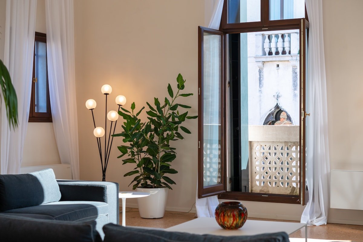 Terazier Apartment with Balcony and Canal Views gallery image 3