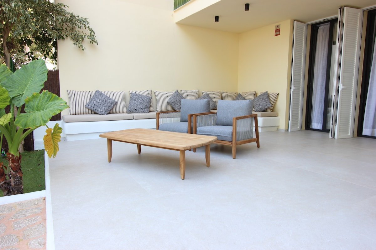 luxury apartment in front of the beach gallery image 5