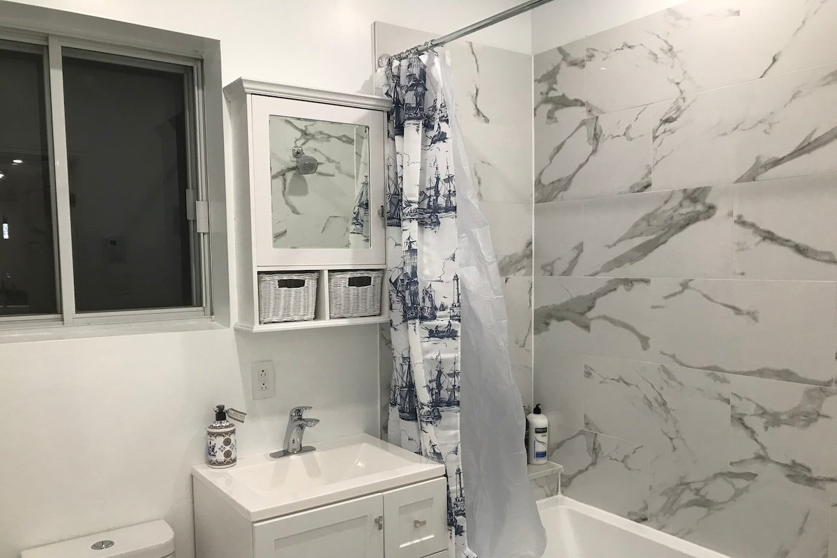 4 BEDROOMS SLEEP 8 10 12 14 16 DOWNTOWN MONTREAL gallery image 3