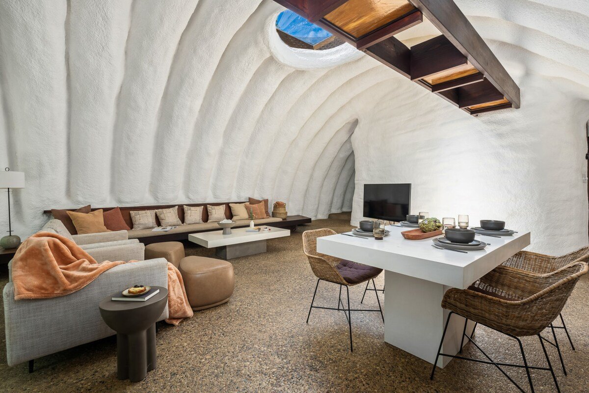 Wisconsin Hobbit House- A Kaleidoscope of light! gallery image 5