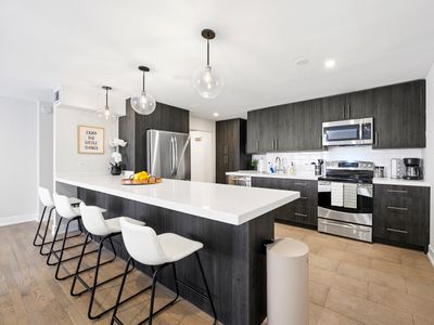 Modern MAG Mile 2BD/2BA (+Parking/Rooftop)