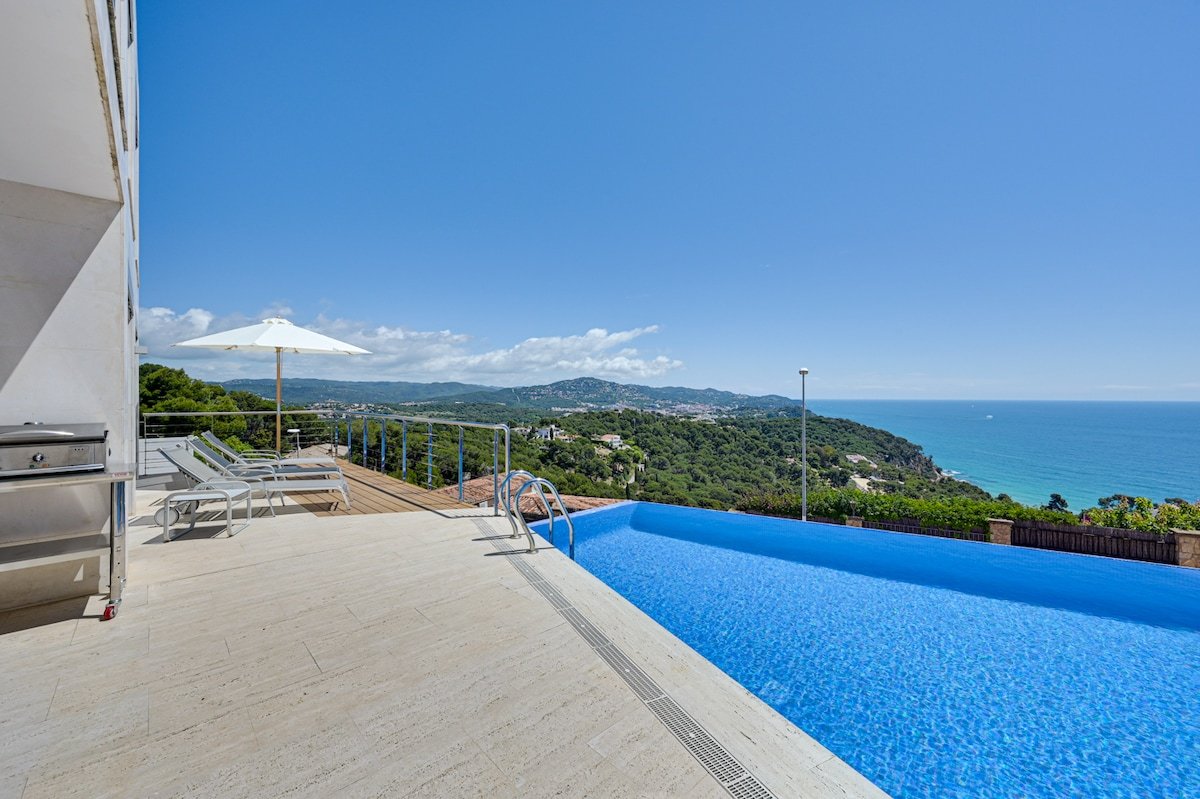 ★ CoastalVillas – Villa Blanca ★ infinity pool gallery image 4
