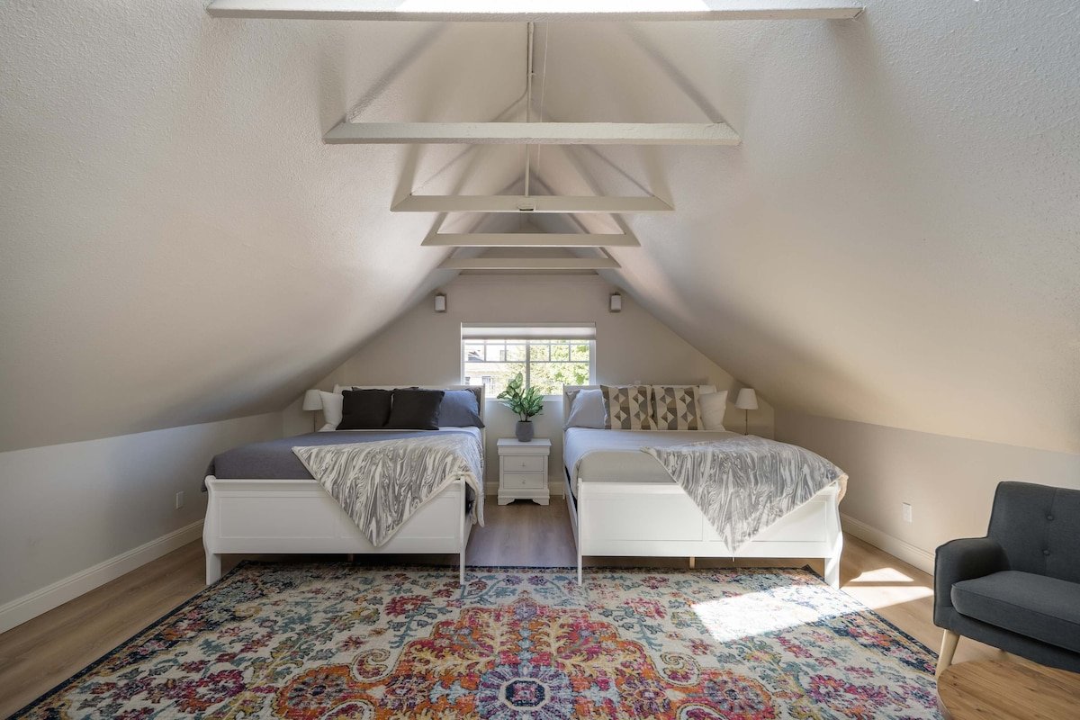 3BR – Sleeps 8 – Prime NW Location – 99 WalkScore gallery image 4