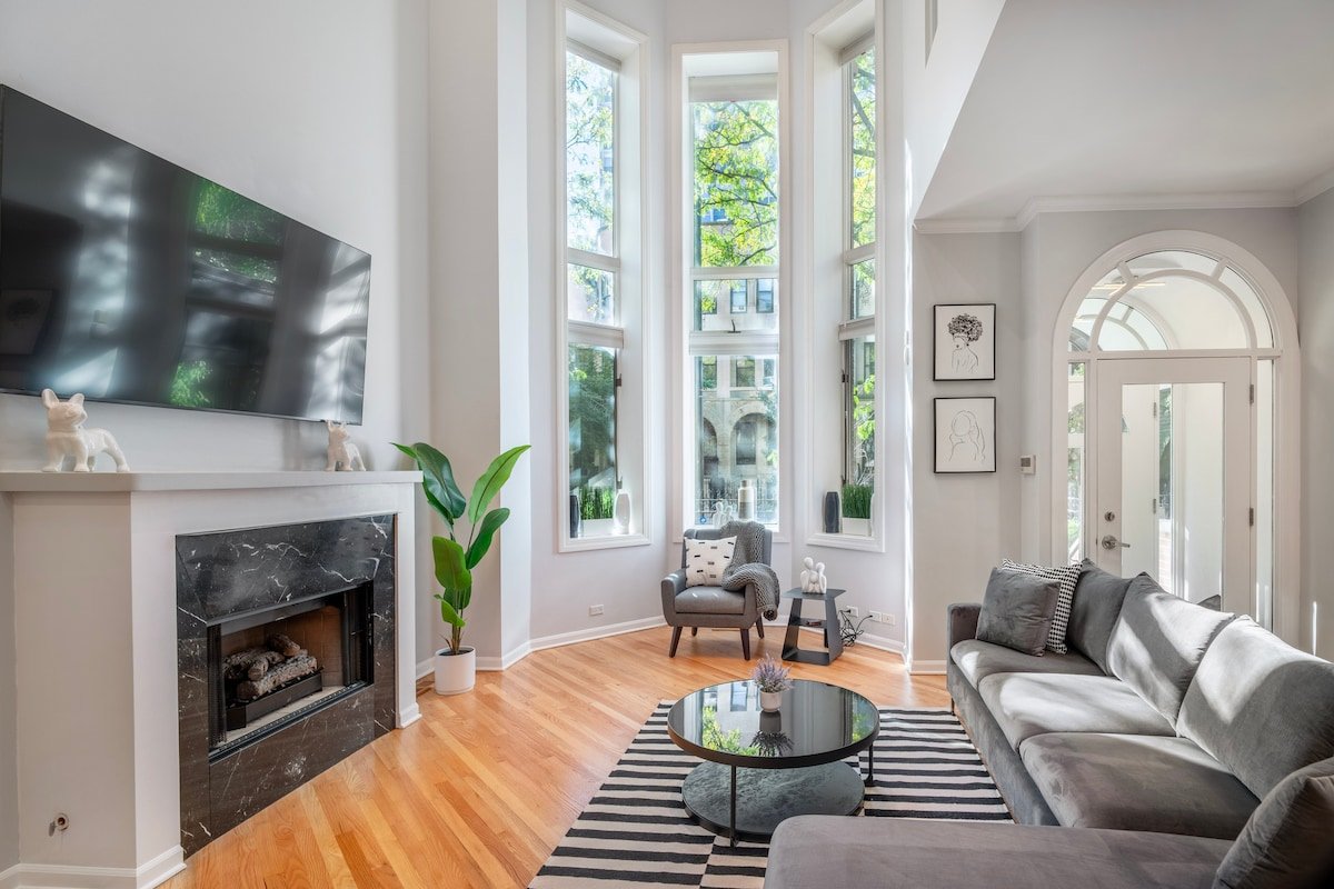 Gold Coast Home|Rooftop |PoolTable |Parking |Views gallery image 2