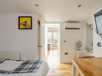 3 bedroom flat near all the action!