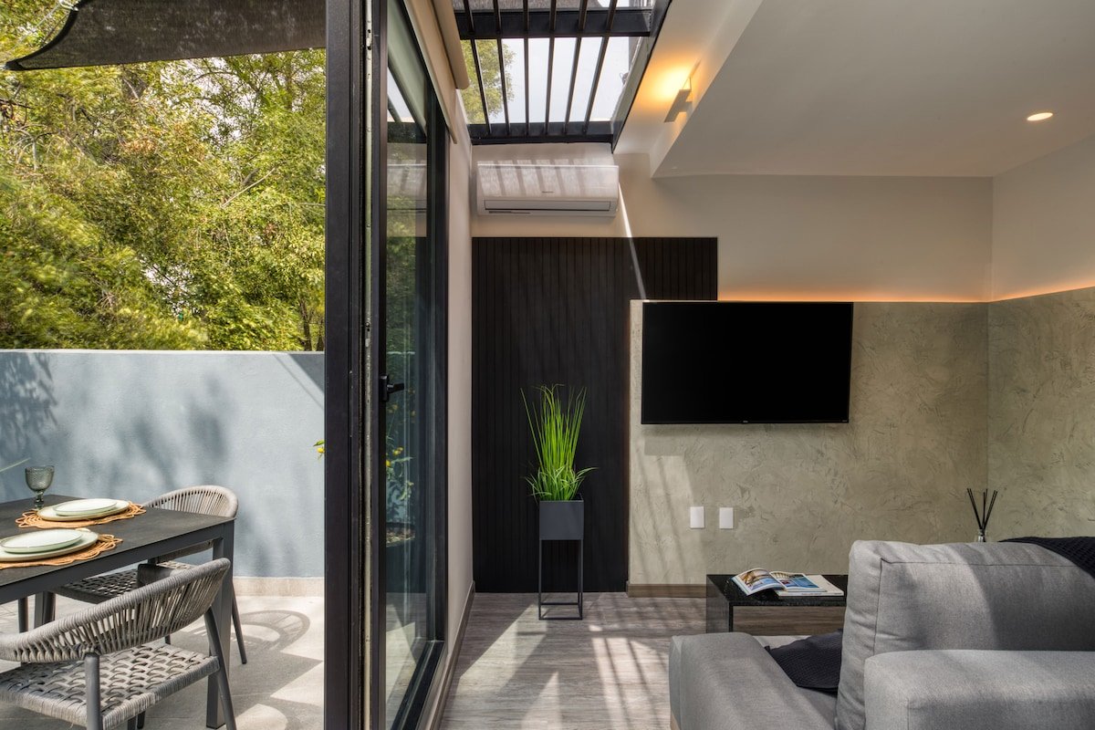 High-End PH w/Pvt Terr | Rooftop+Lux Neighborhood gallery image 4