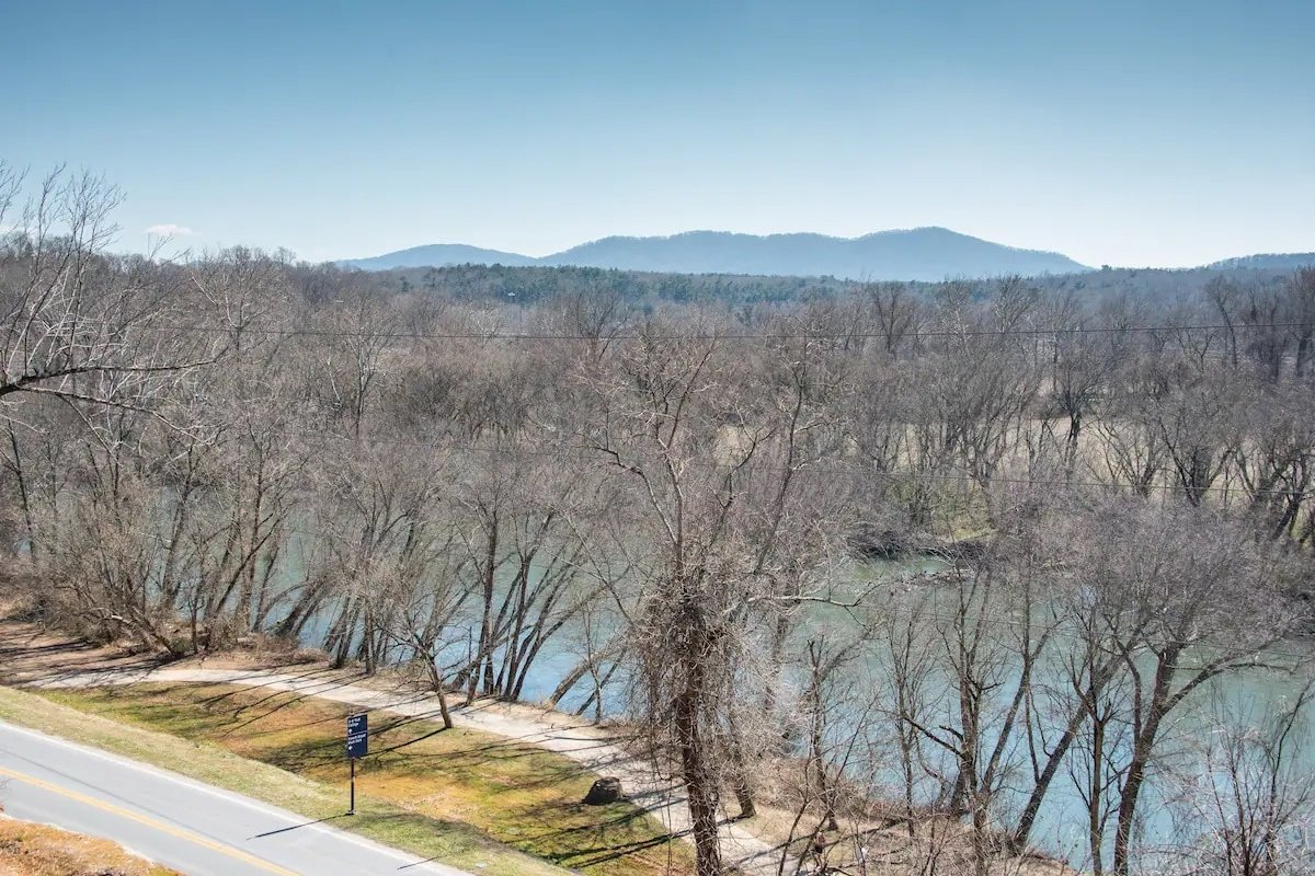 Riverview Home in Asheville gallery image 4