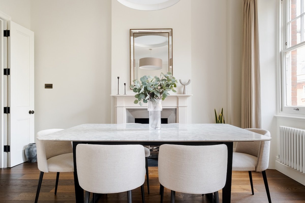 Stunning Single-Level Knightsbridge Flat with Lift gallery image 4