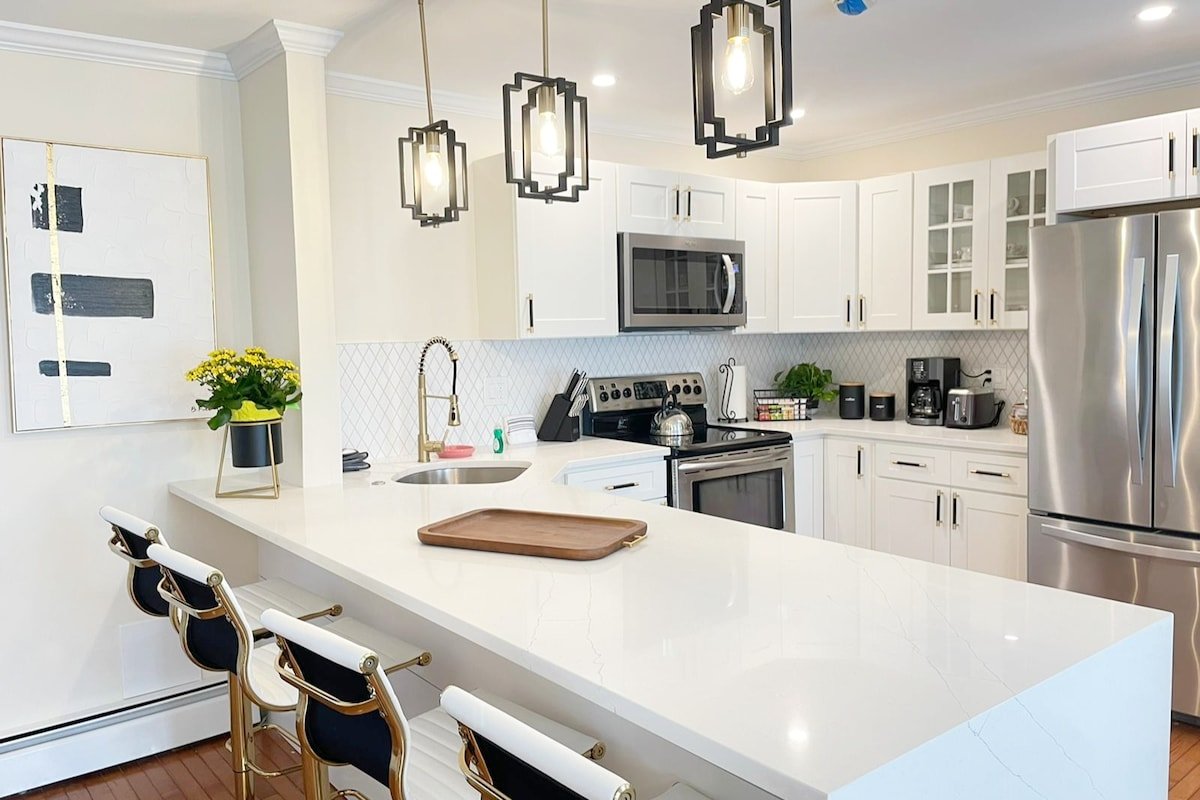 Newport Condo/ Rooftop Deck gallery image 2