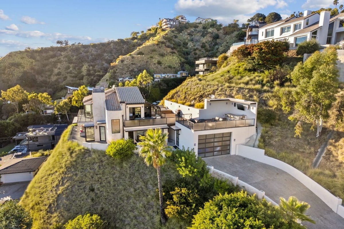 The Jetliner | Private Spa! by Colby & Conrad gallery image 3