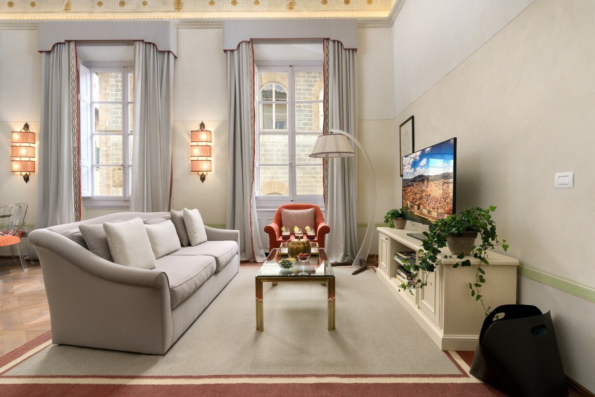 Cavalier Paolo-La Dimora degli Affreschi Florence gallery image 4