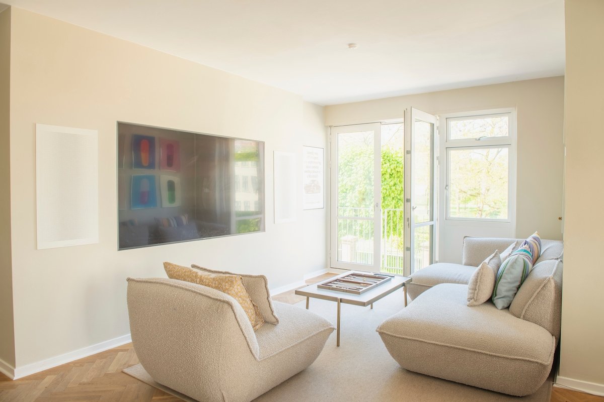 Completely renovated Apt viewing over Kings Garden gallery image 2