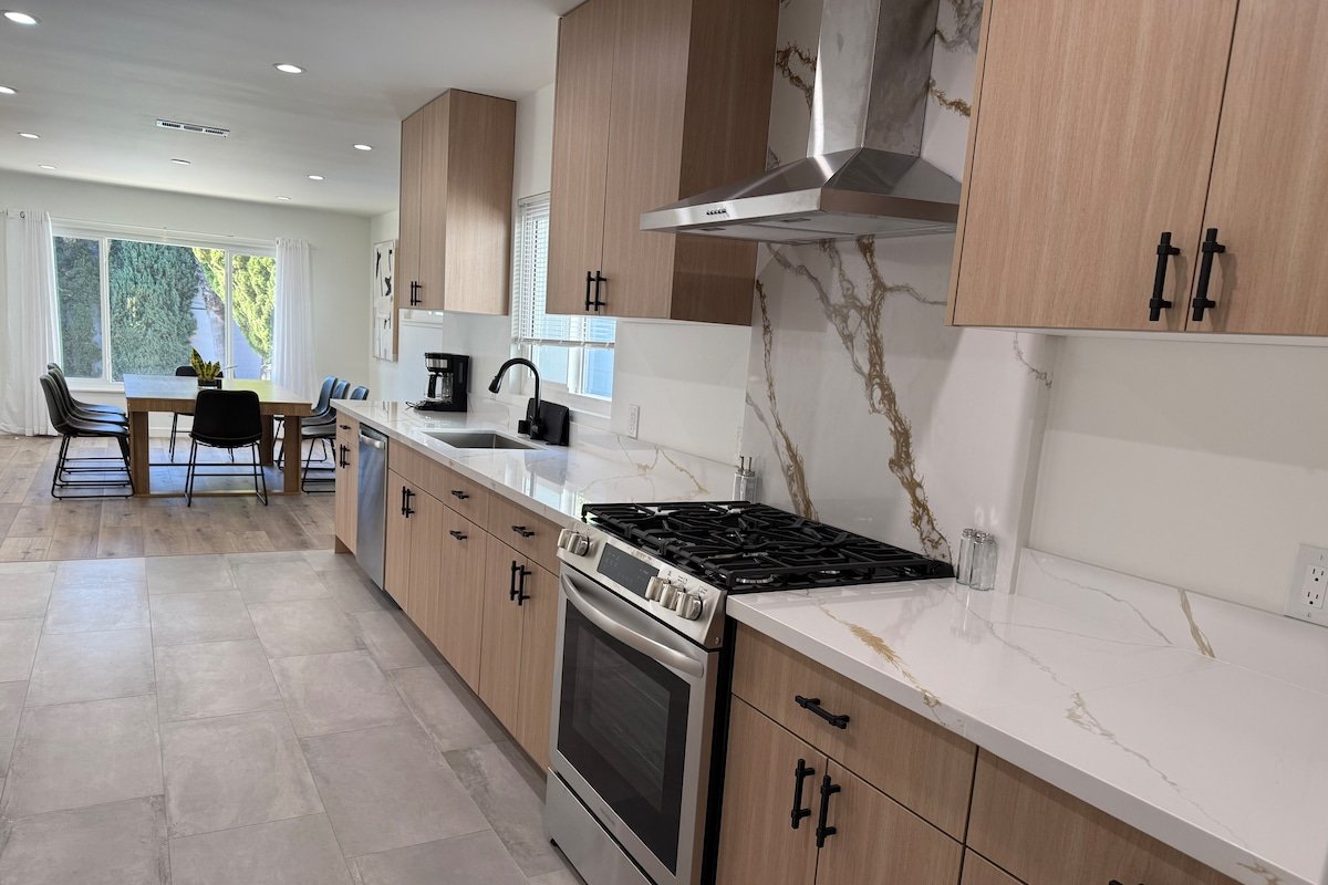 Prime location, 10 mins to universal studio & pool gallery image 5