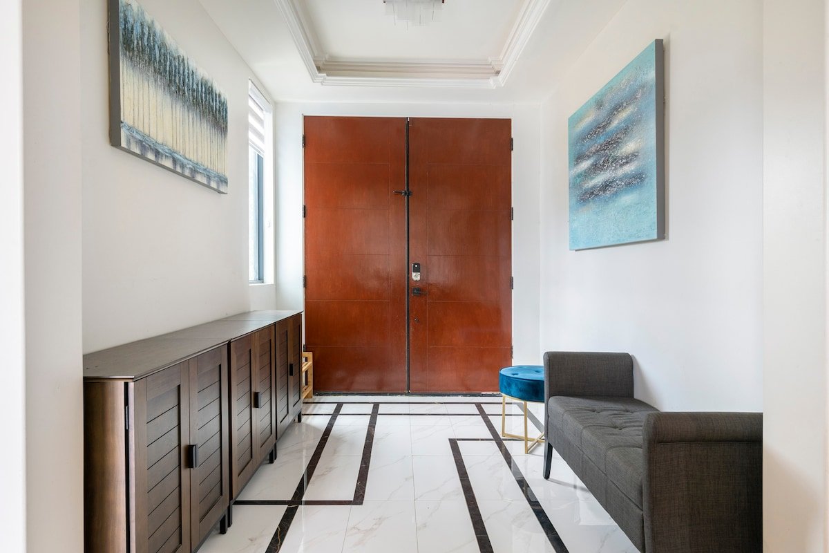 Santa Monica Luxury open space 6 BD house gallery image 5