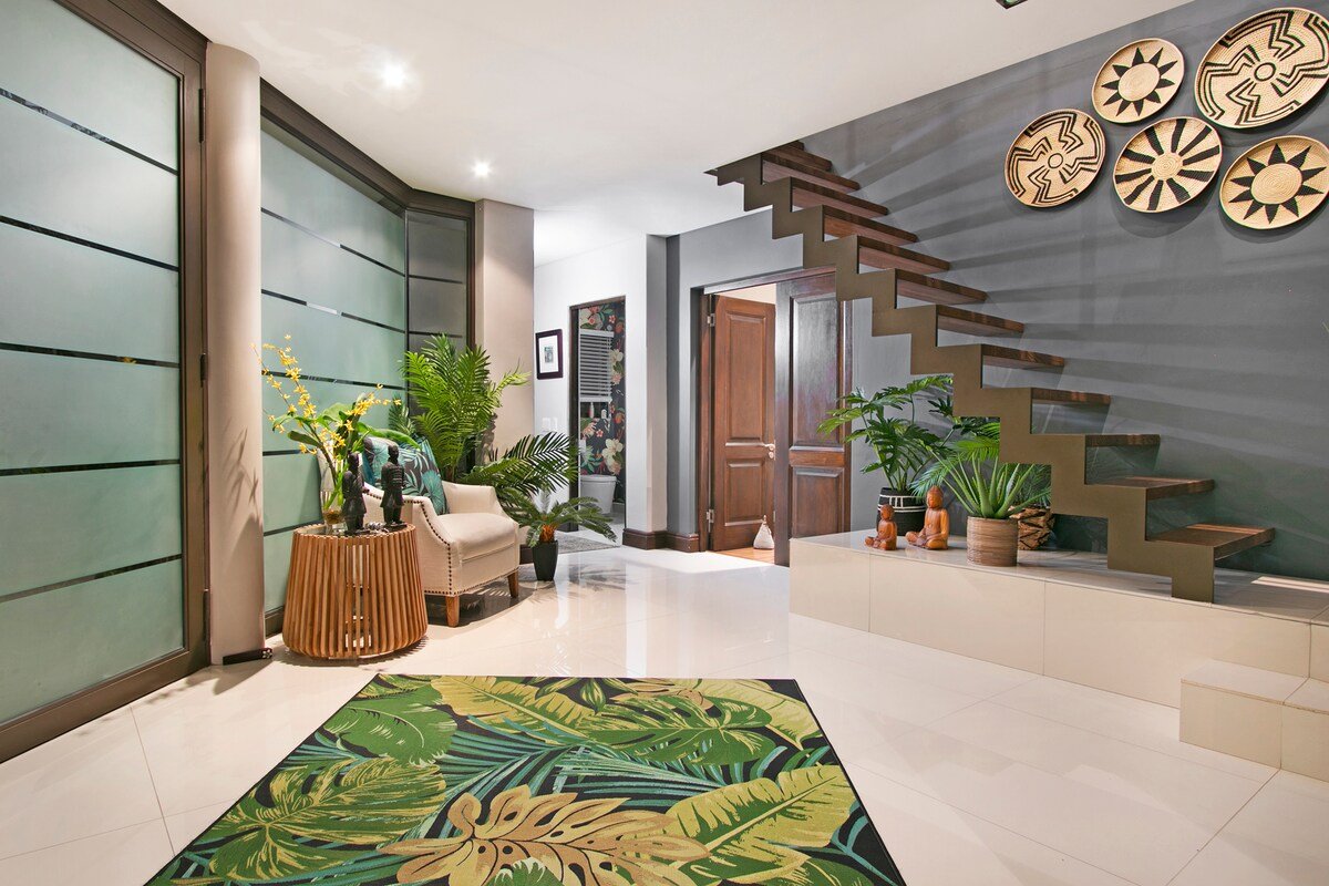 Elegant Urmarah with Lush Garden & Pool gallery image 3