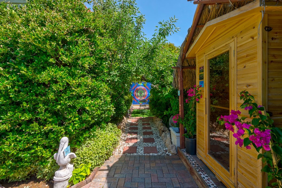 Vegas Sanctuary: Pool/Sauna/Garden Near Strip gallery image 3