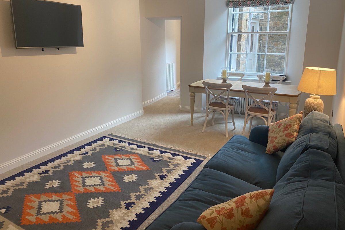 Newly Refurbished-Central Location- 2 Bedroom Flat gallery image 3