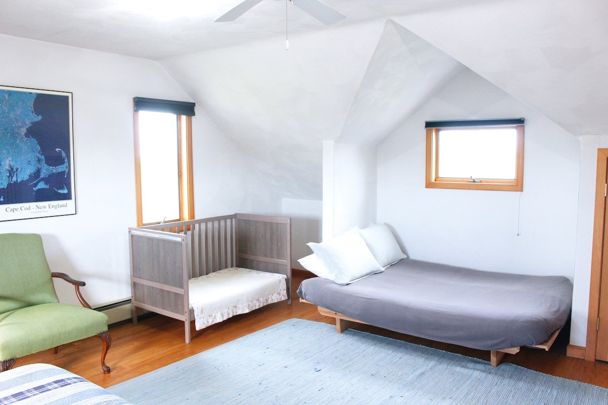 Peaceful Family-Friendly 4 Bedroom on Beacon Hill gallery image 3