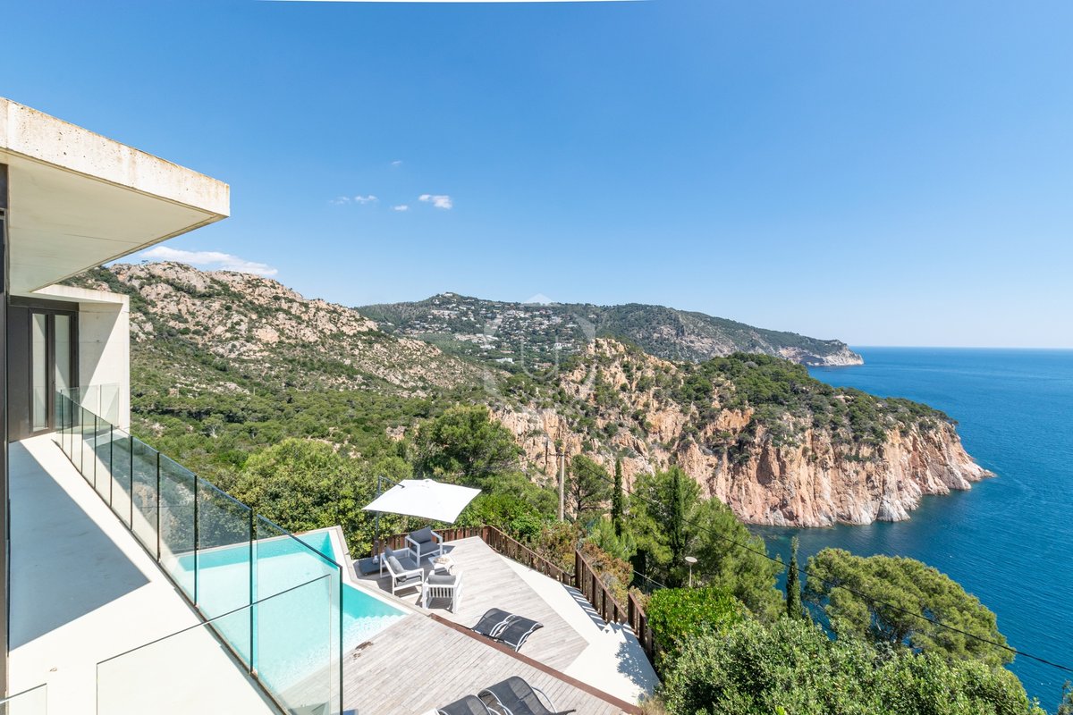 VILLA CRISTAL- Modern, with sea views and pool