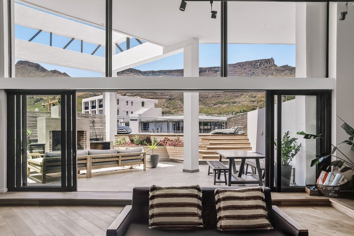 Penthouse, Heated Pool & Table Mountain View gallery image 2