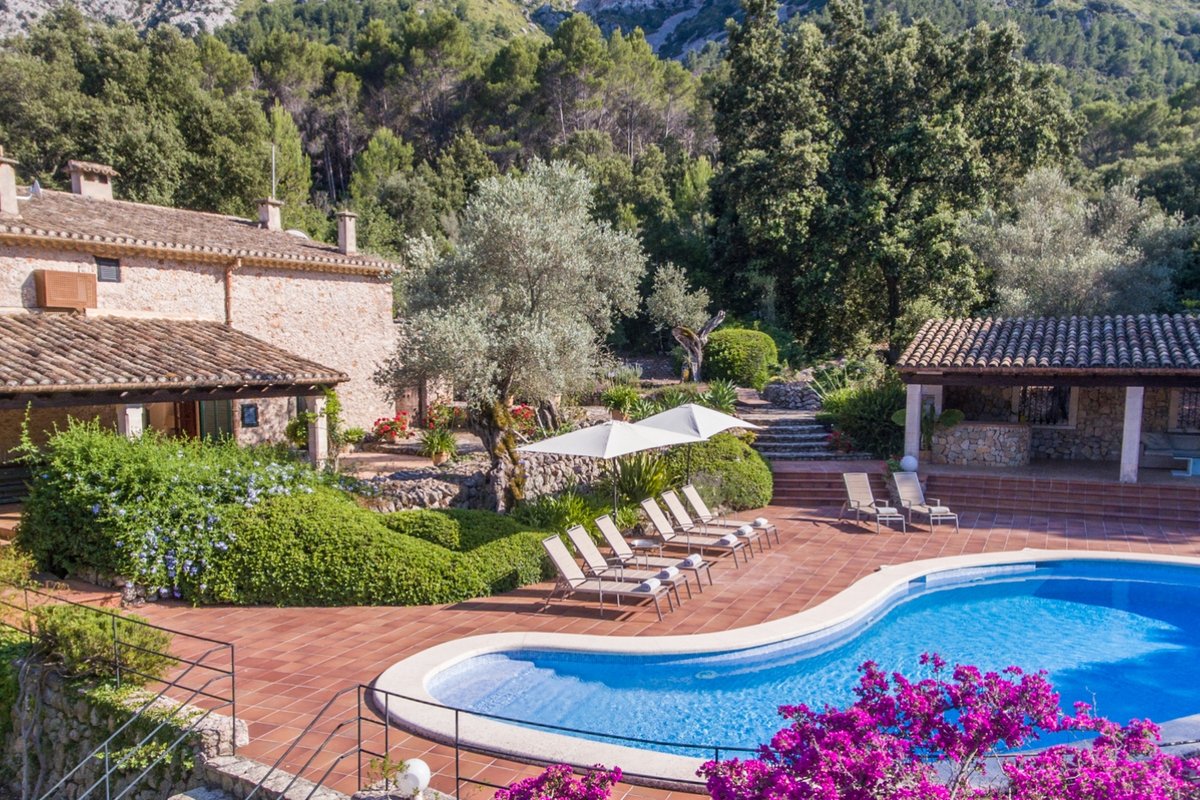 Charming villa with private heated pool and AC in Pollença. Great for families, hikers, cyclists.