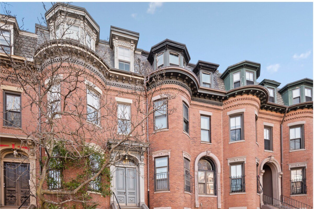 Luxury 4 Bdrm Penthouse Brownstone Duplex gallery image 3