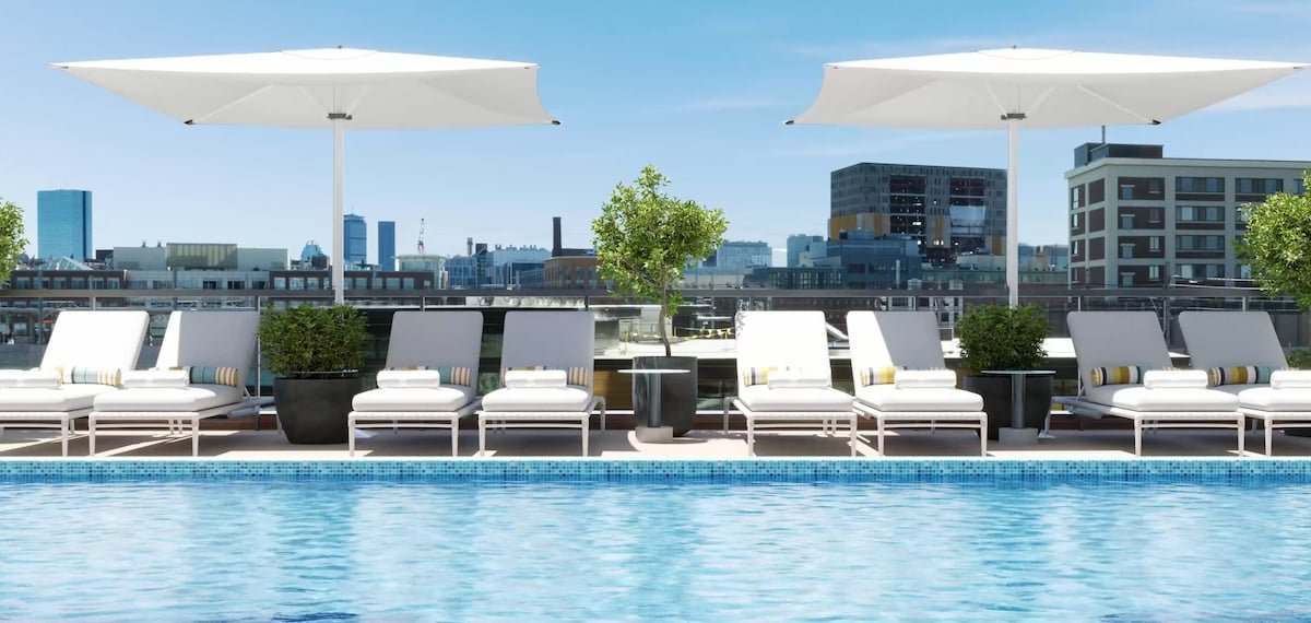 City Skyline w King Bed, Pool Gym Wi-Fi & Parking gallery image 3