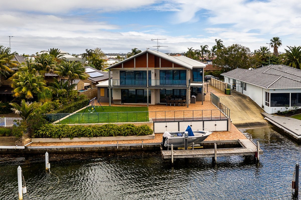 Large luxury home with private jetty gallery image 2