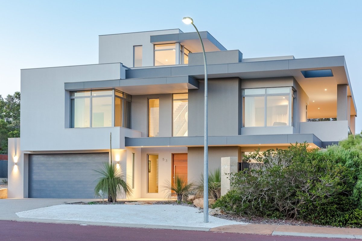 La Vacanza—Luxe Spacious Home with Ocean Views gallery image 3