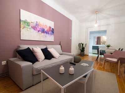 Μεγάλο, φωτεινό, μοντέρνο, πλήρως ανακαινισμένο.