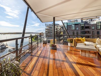 Large 41 millions kr apartment – seaview in center