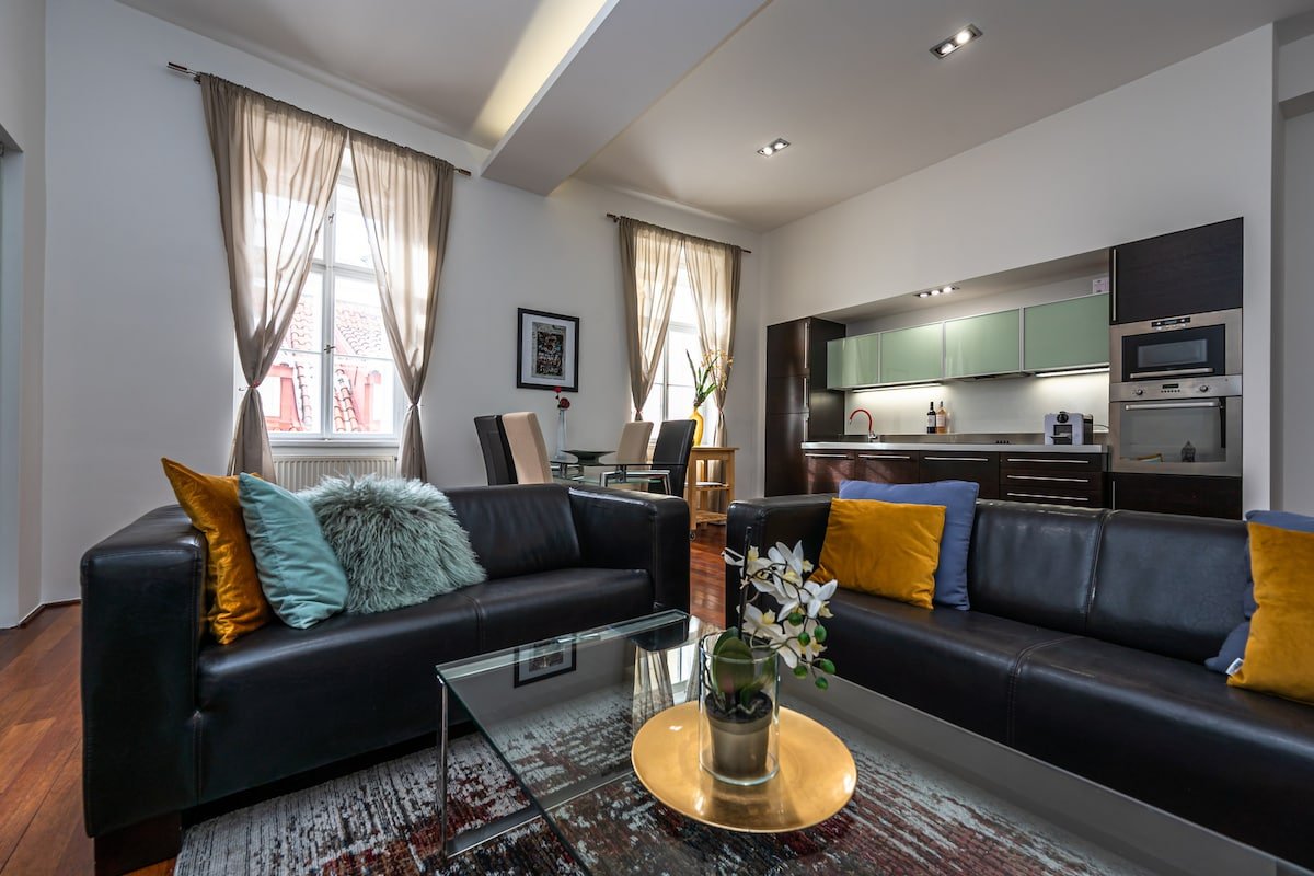 Spacious elegant apartment at the Old Town Square gallery image 2