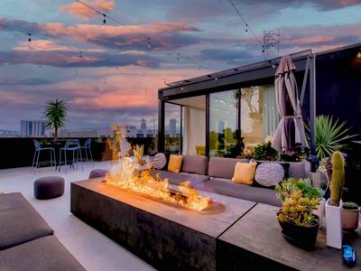 Penthouse with Private Rooftop! Hot Tub, Fire pit