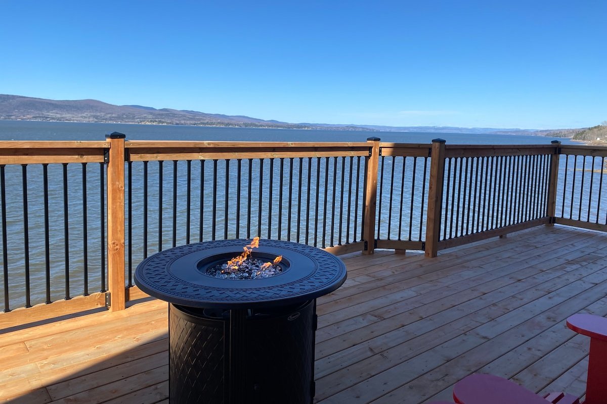 Waterfront 3-bedroom duplex, hot tub, 10 guests. gallery image 5