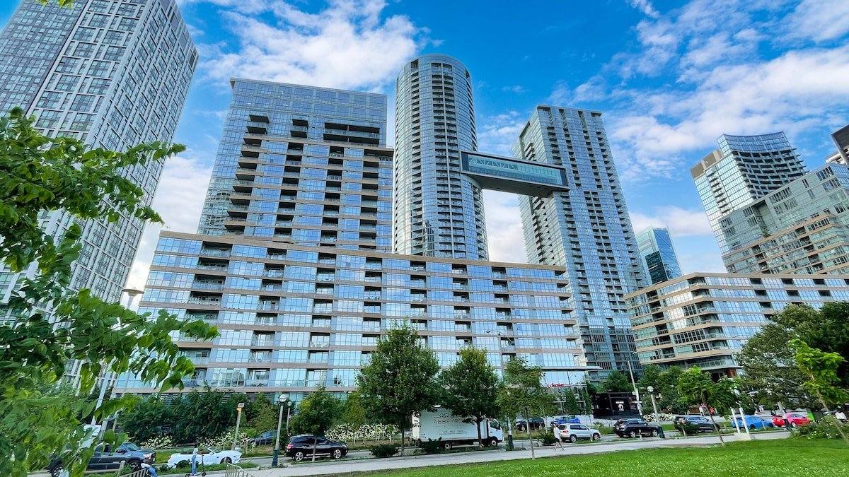 Stylish 2BR King Bed |TO | Rogers Centre + Parking gallery image 5