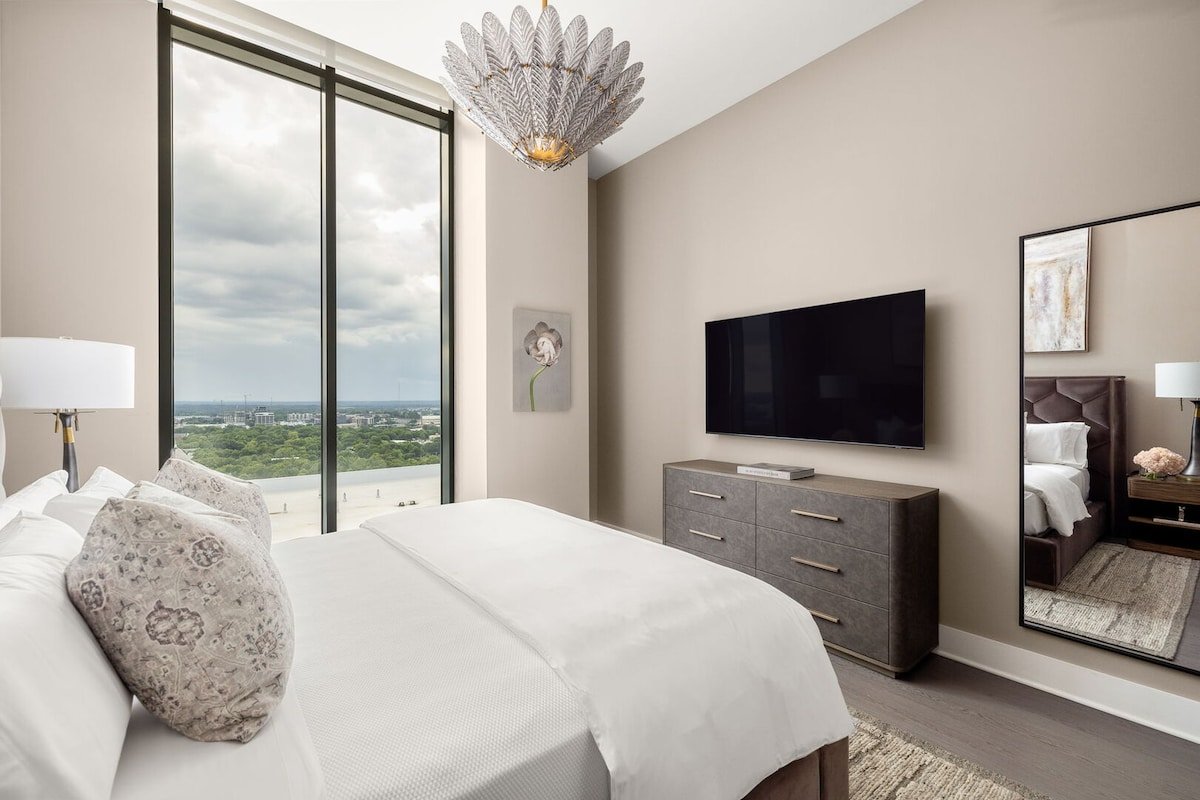 Sunset Horizon Penthouse by Atlanta Luxury Rentals gallery image 4