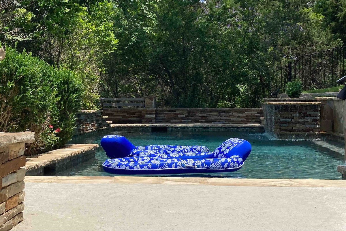 Bohemian lounge, bar, grill, pool & spa, 2 bdrms gallery image 3