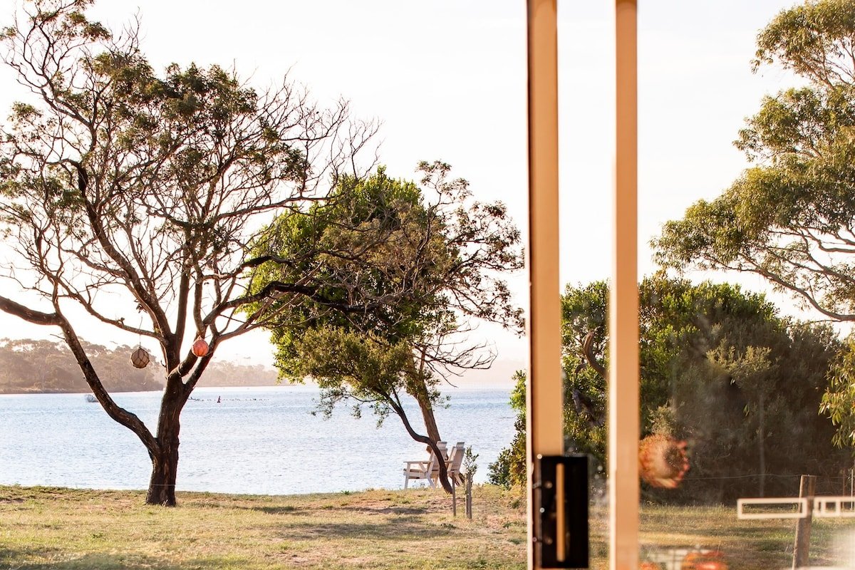 Lobster Pot Cabin – Waterfront Escape Freycinet gallery image 2