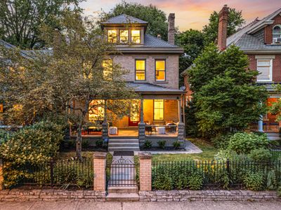 Steps to High St * Chef’s Kitchen * Free Parking