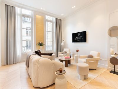 An Exceptional 3-BR/3Ba with Services – Louvre