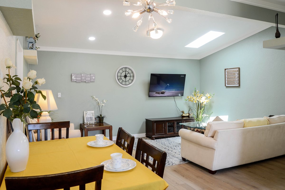 The Emerald Skylight: Elegant 4-Bedroom Getaway