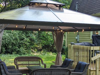 Wooded Retreat – 5 king beds, private, convenient