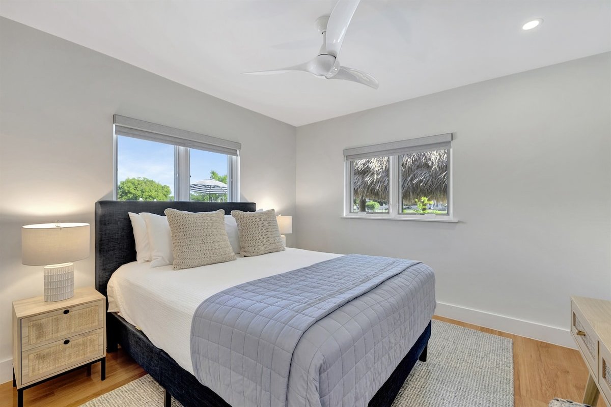 796 Serene 4BR Villa – Tiki Hut, Pool & Waterfront gallery image 4