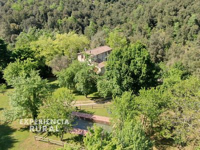Masía aislada con piscina rodeada de bosques